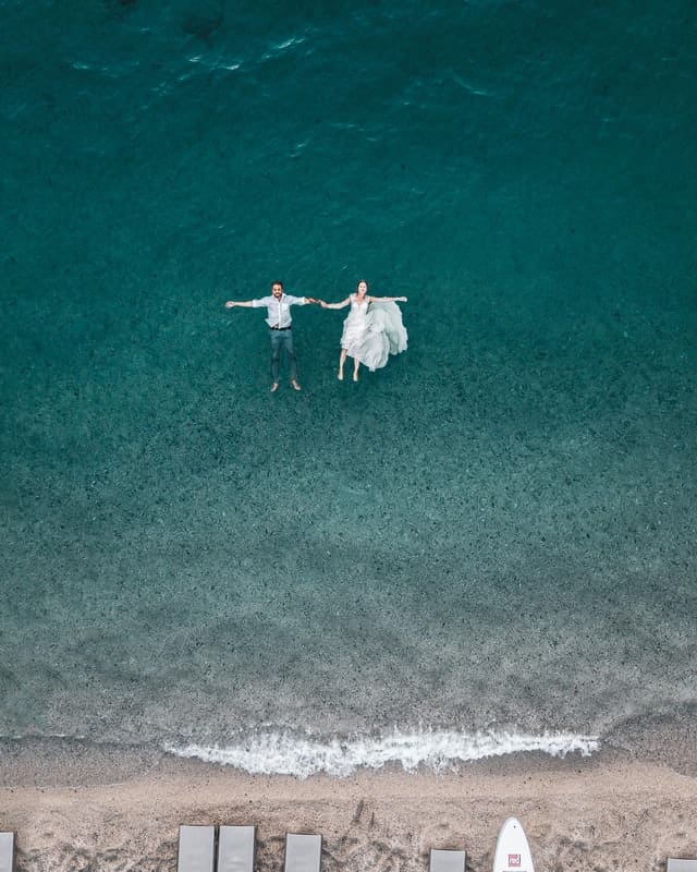 Brautpaar liegend im Meer